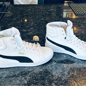 Cute puma high top sneaker, worn once very comfy and stylist